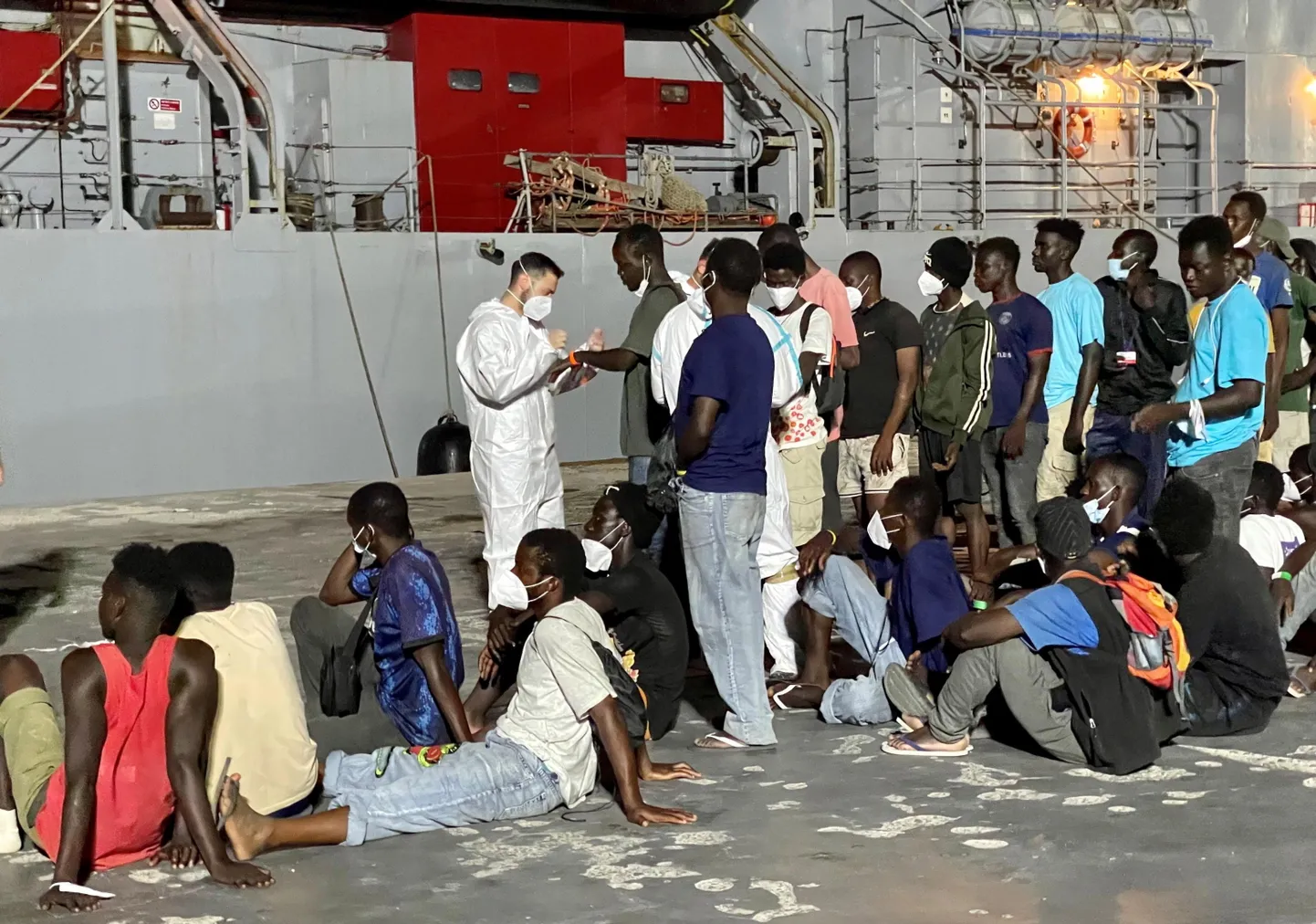 Umbes 700 migranti ootab sel juuli keskpaigas tehtud fotol pardaleminekut Itaalia mereväe laevale, mis viib nad Lampedusa saarelt edasi Messinasse ja Calabriasse. Hetkel on Lampedusa saarel umbes 2000 ebaseaduslikku sisserändajat.