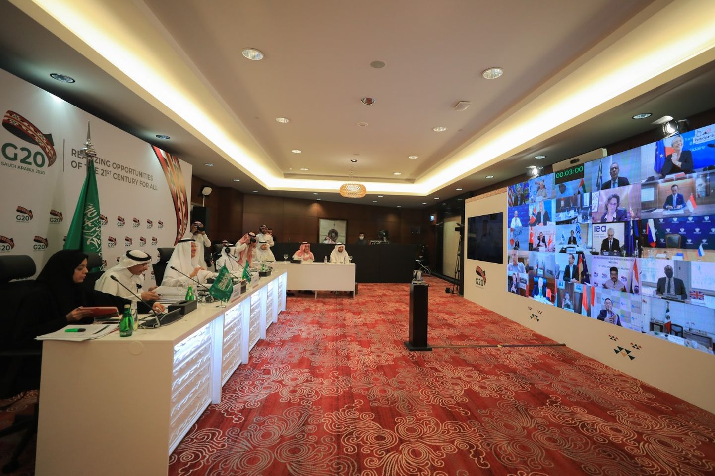 Saudi Araabia energeetikaminister Abdulaziz bin Salman Al Saud (vasakult kolmas) Ar-Riyāḑis osalemas G20 energeetikaministrite kohtumisel 10. aprillil 2020.