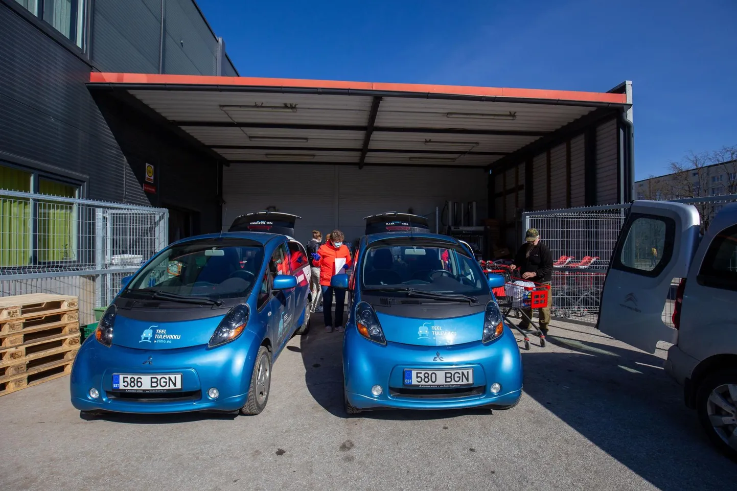 Elektriautodel olid kiired päevad koroonakriisi tipphetkel, kui sotsiaaltöötajad viisid soovijatele toidukraami poest koju.