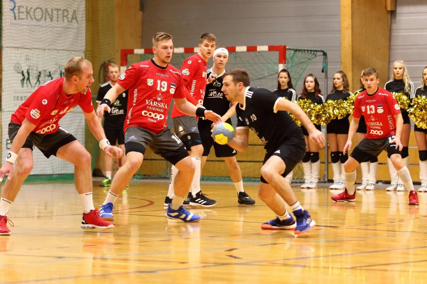 Spordiklubi Tapa ühe kogenuma pallurina toetab meeskonda endiselt Mihkel Koppelmann (mustas).