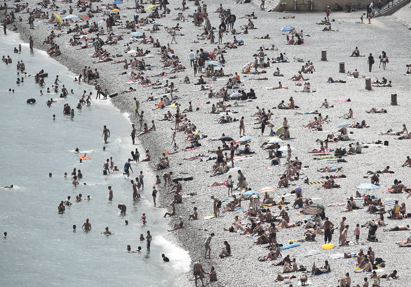 Пляжи Ниццы заполняются отдыхающими уже в начале июня.