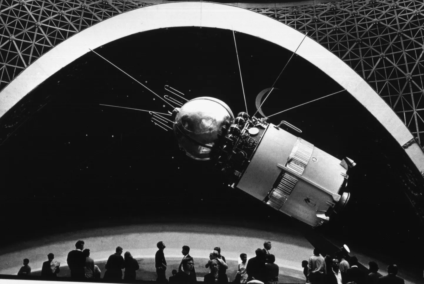 Nõukogude kosmoselaev Vostok I, mis 1961. aasta 12. aprillil viis kosmosesse esimese inimesena veel samal päeval majoriks ülendatud Juri Gagarini. Foto on tehtud 1965. aastal Moskvas, kus kosmoselaeva esmakordselt avalikkusele näidati.