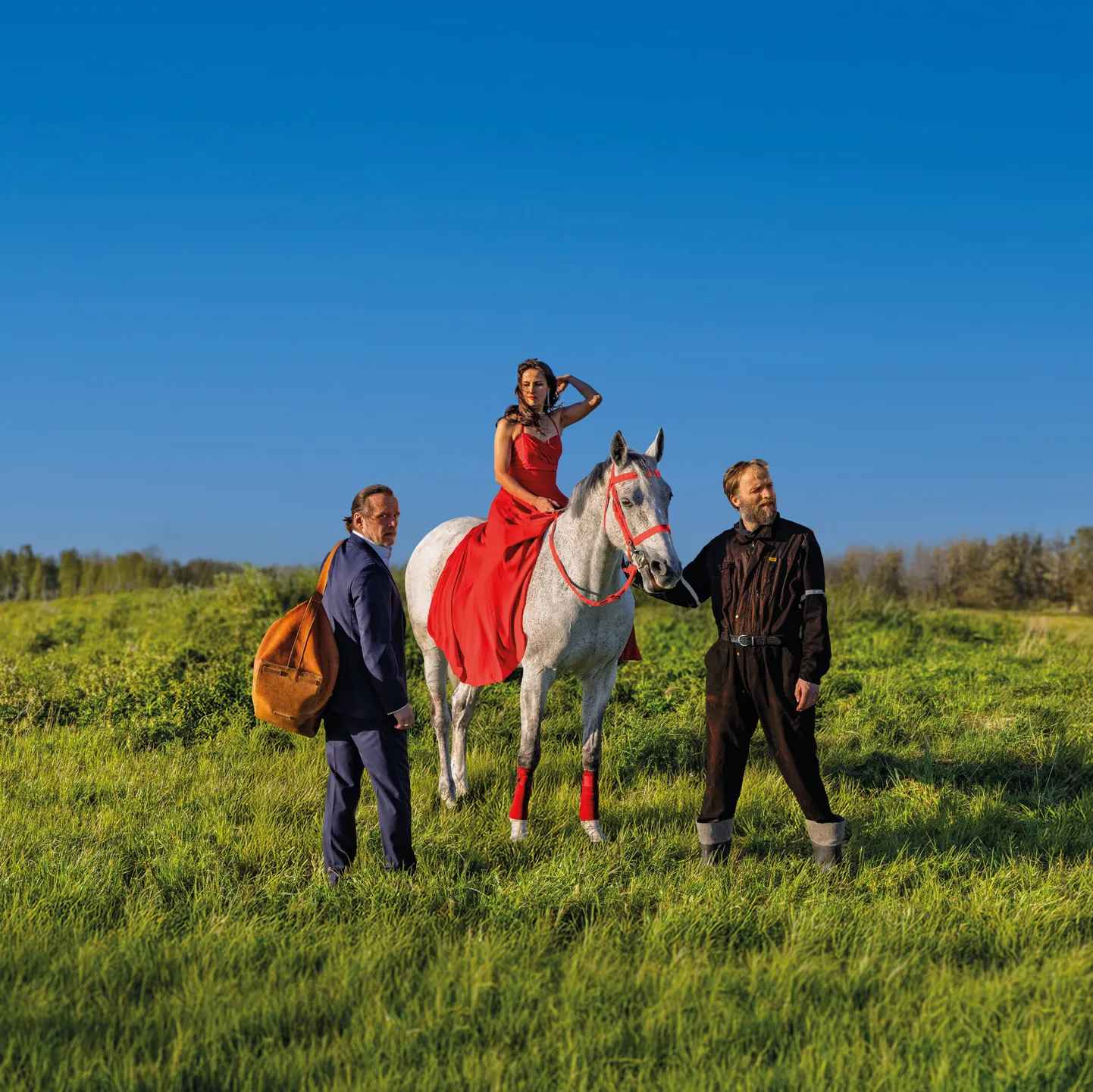 Suvelavastuse Dora Mia osades on Indrek Sammul, Laura Peterson Aardam, Ott Aardam ja üks päris elus Saaremaa hobune.