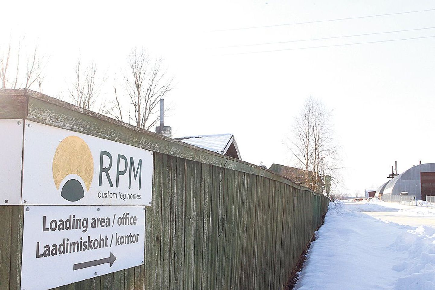 Merwoodi tootmisplats Elva külje all on piiratud aiaga, millel olev silt viitab firma kunagisele ärinimele RPM.