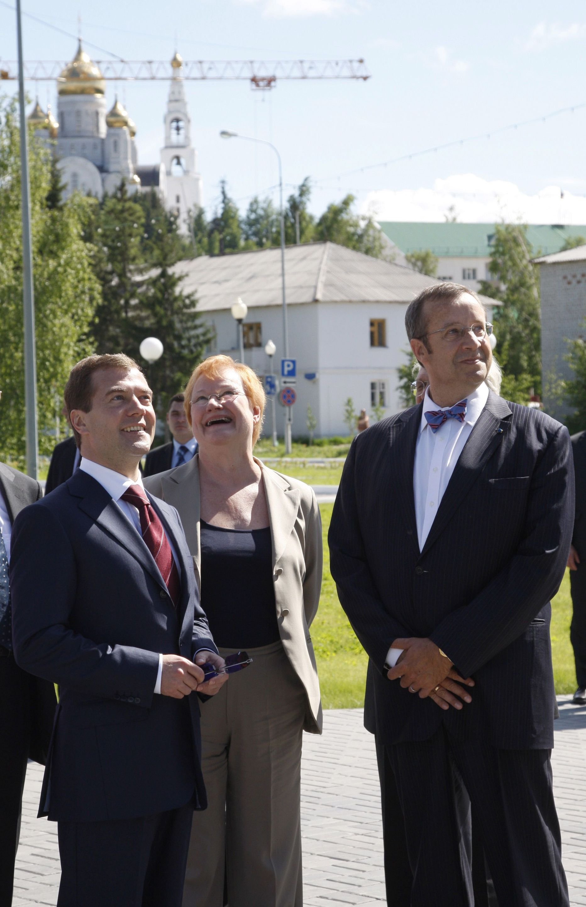 (Vasakult) Dmitri Medvedev, Tarja Halonen ja Toomas-Hendrik Ilves Nantõ-Mansiiskis 2008. aasta suvel.
