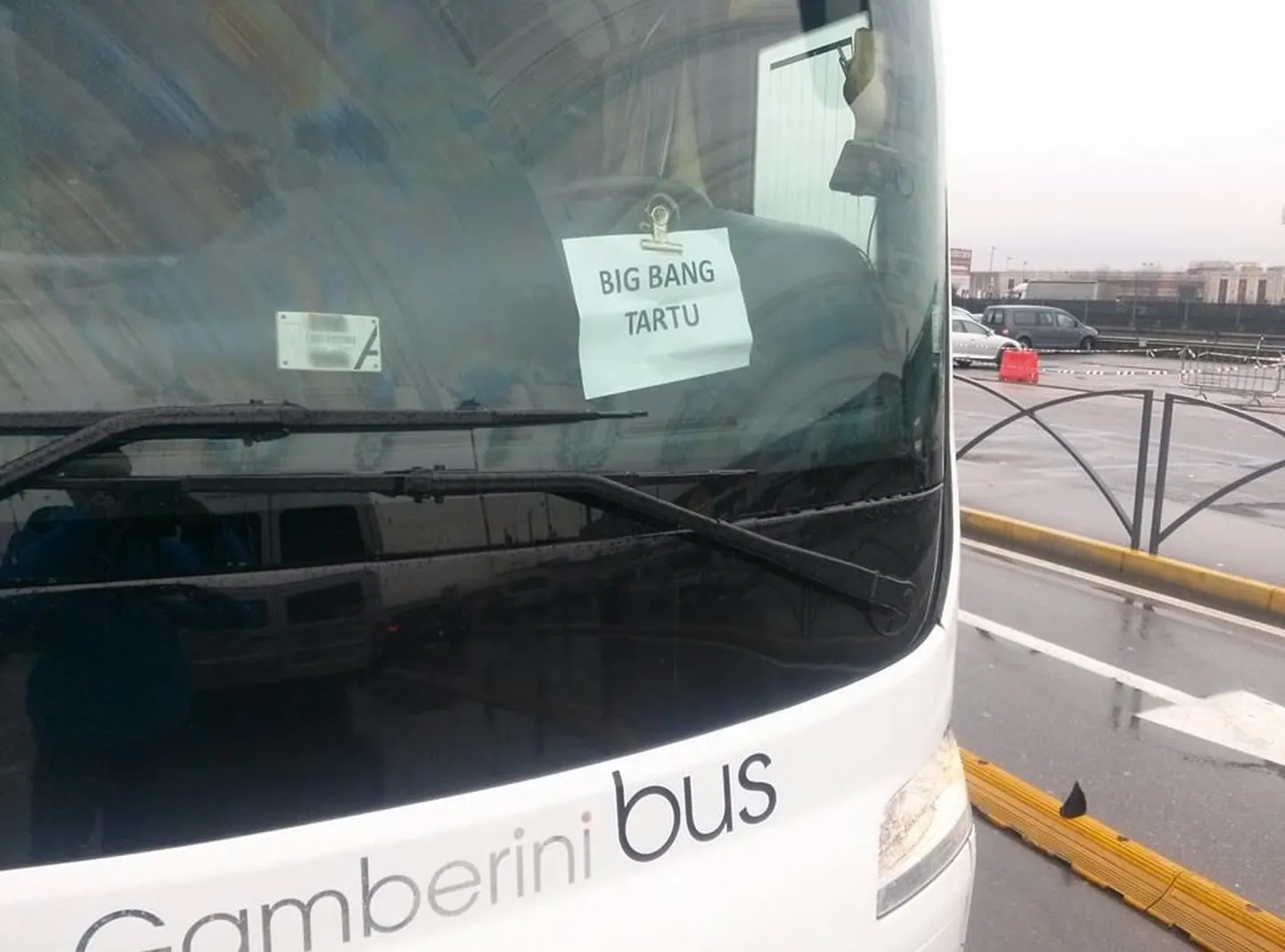 Selline silt ilutses Itaalias Tartu meeskonna vedava bussi esiklaasil.