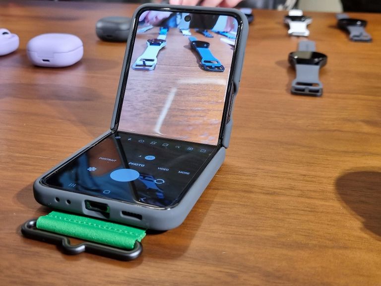 Galaxy Flip4 saab panna pooleldi lahti voldituna lauale ja filmida või pildistada mugavalt ilma statiivita või vaadata videot. Taskus võtab ka poole vähem ruumi.