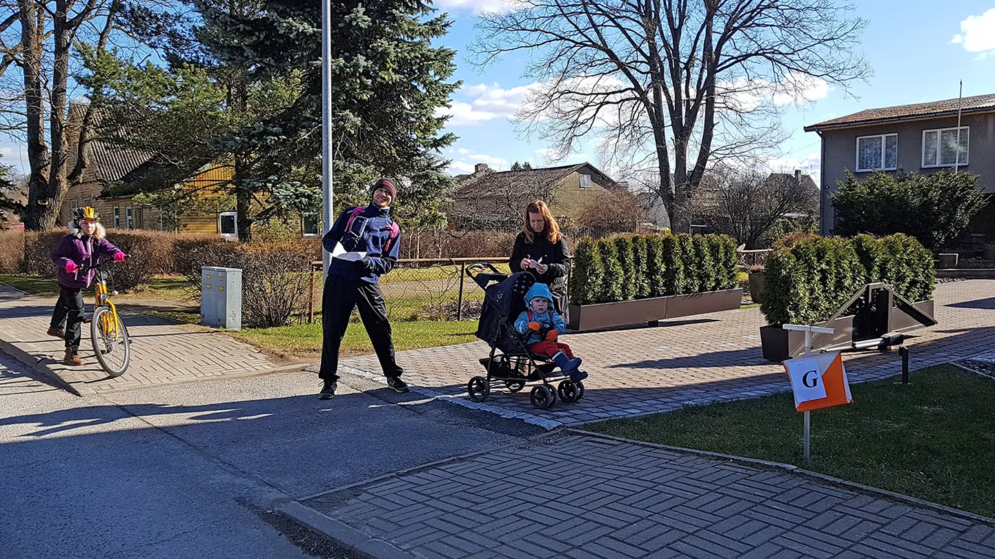Jaama tänava kontrollpunktis liikus eelmise pühapäeva  lõunaajal rohkelt rahvast, kuid kõik tegid seda siiski üksikult või paarikaupa.