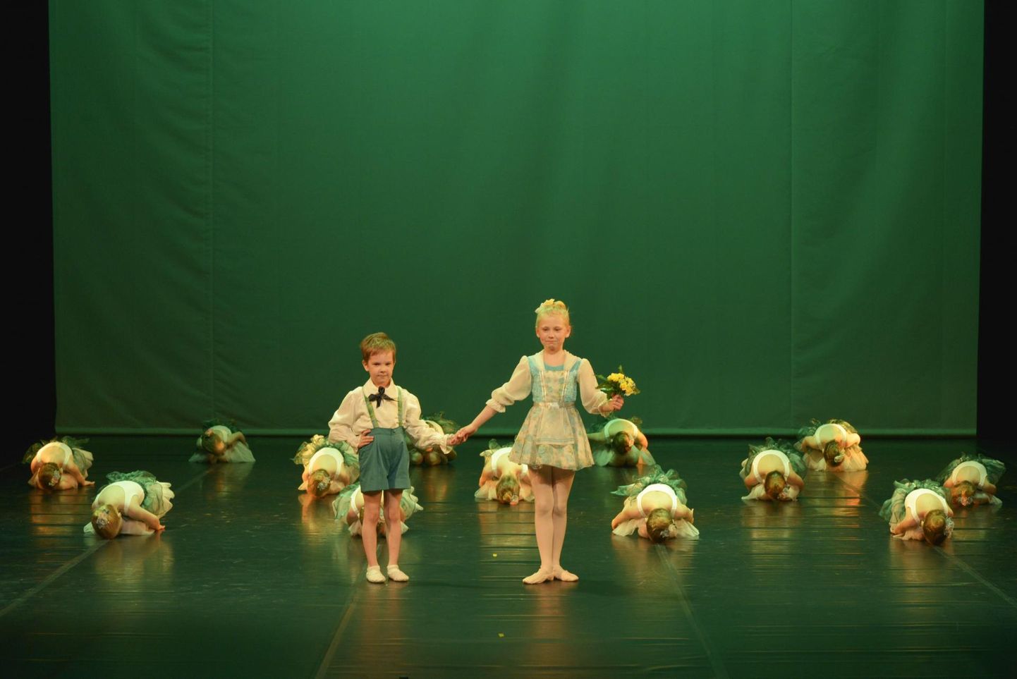 Kontserdi avasid Fleuri lapsed tantsunumbriga «Kevadlilled», solistid (esiplaanil) Hugo Laidus ja Janne Tampuu.