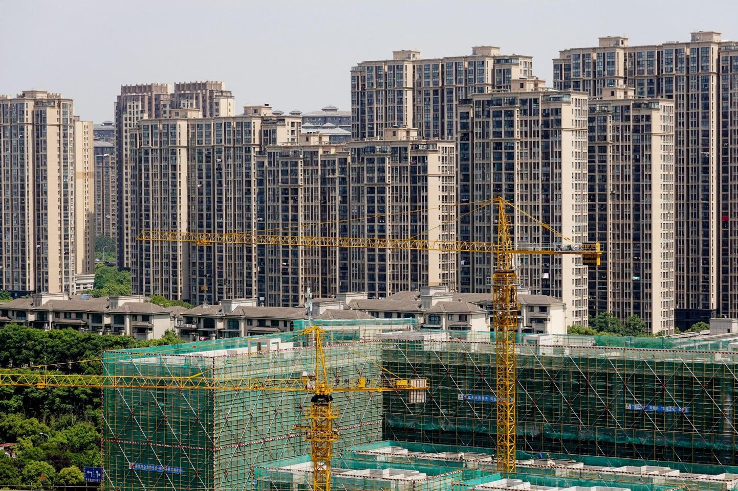 Ehitusäri moodustab Hiina majandusest tubli kolmandiku, koos seotud sektoritega veel suurema osa. Kui selles valdkonnas midagi juhtub, jõuavad tagajärjed kiiresti kõikjale.