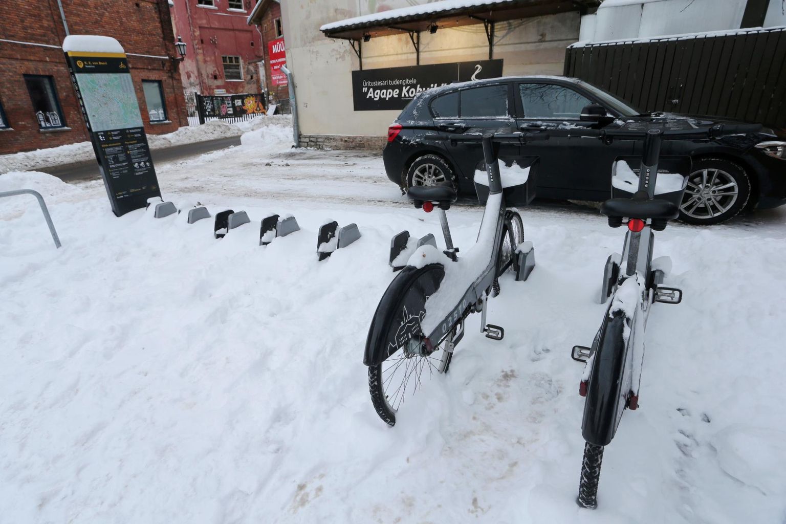 Baeri tänava laadimispunktis ootasid neljapäeval rattad töökäsi, mis need lume- ja jäävangist päästaks. Tänaseks on rattaparkla taas puhas ja rattaid saab jälle kasutada.
