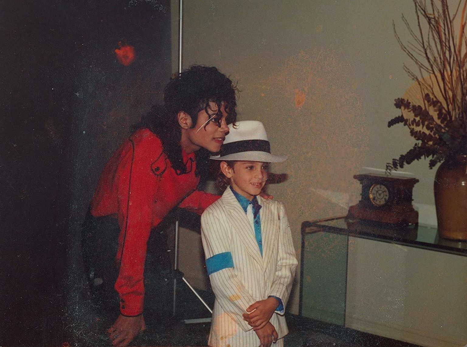 Kunstiteos kui ohtlik kohtuotsus, mis ei kuulu edasikaebamisele. Michael Jacksoni suhet Wade Robsoniga vaadeldakse filmis «Leaving Neverland». 