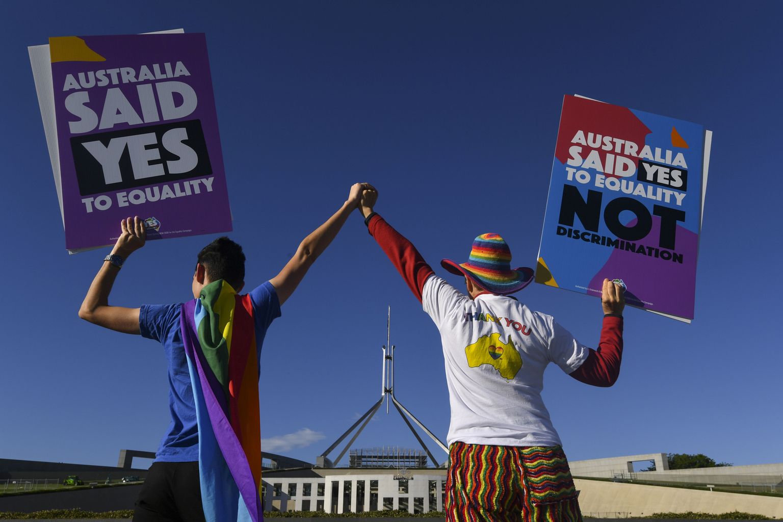 Samasooliste paaride abielu toetajad Canberras parlamendihoone ees.