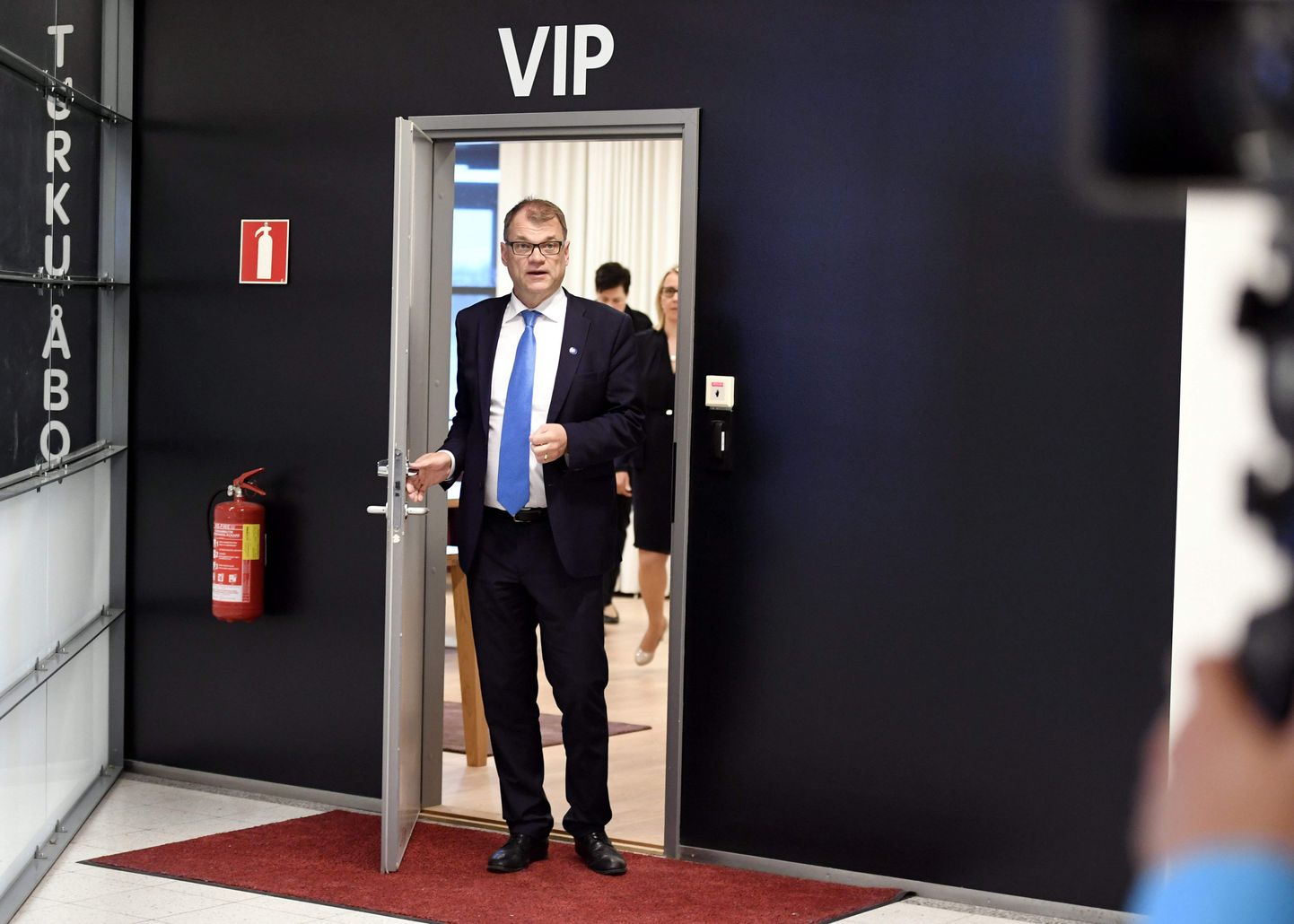 Soome peaminister Juha Sipilä Turu lennujaamas, kus ta 13. juunil antud pressikonverentsil teatas, et Soome valitsuskriis on lahenenud ja valitsus jätkab senises koosseisus.