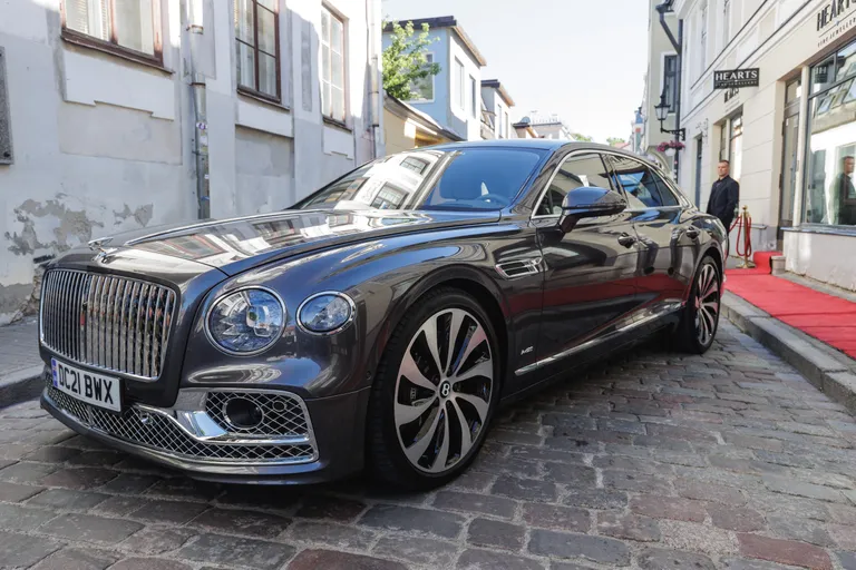 Роскошный Bentley встал на улице Уус, и, конечно, улица была закрыта для движения