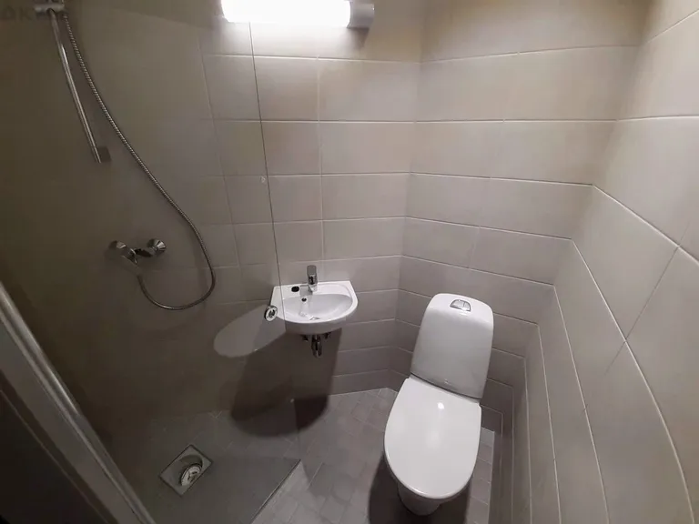 Kõnealuse külaliskorteri vannituba.