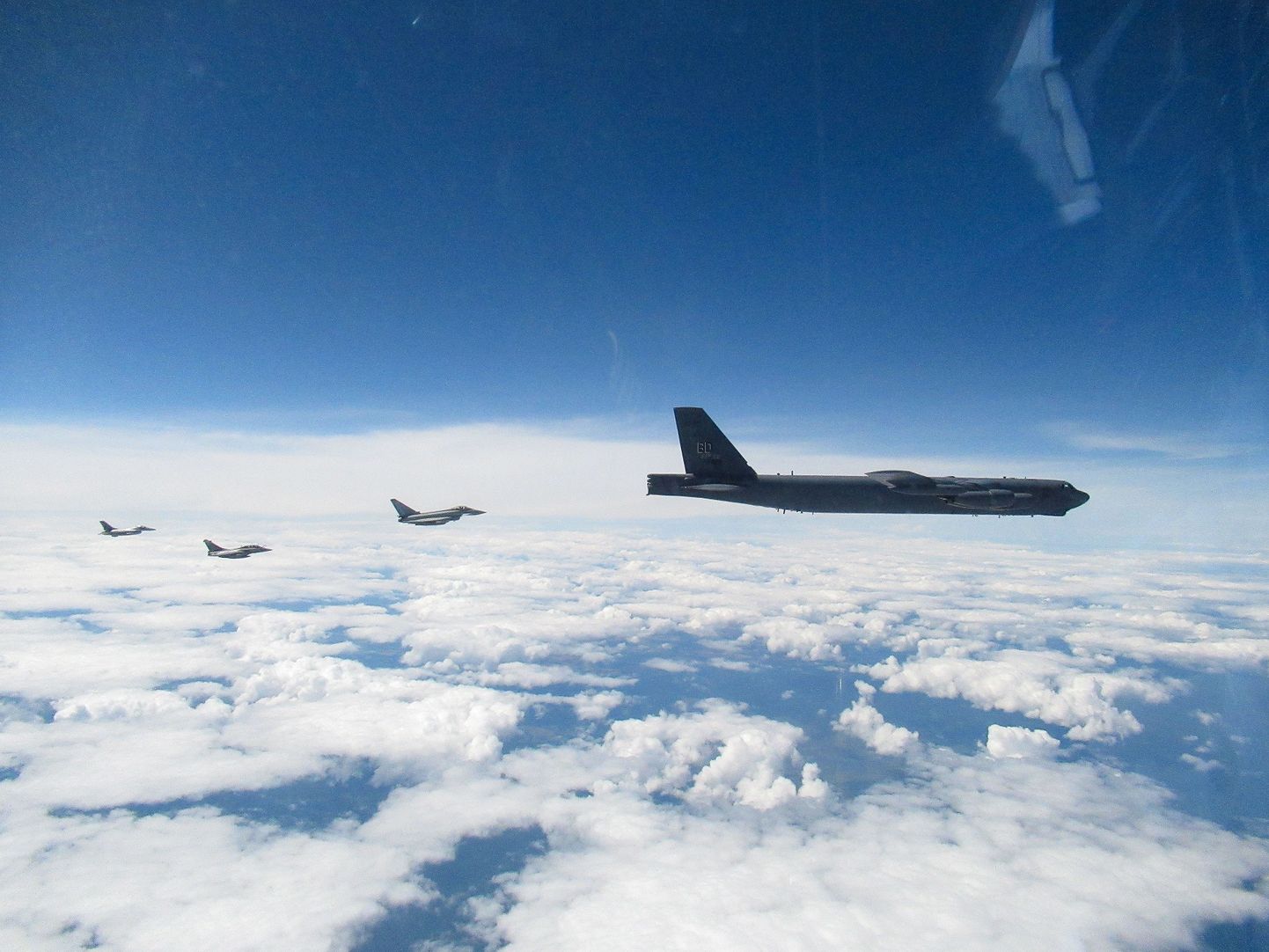 Ameerika Ühendriikide õhuväe strateegilised pommituslennukid B-52H Stratofortress koos Ühendkuningriigi, Prantsusmaa ja Rumeenia hävituslennukitega.