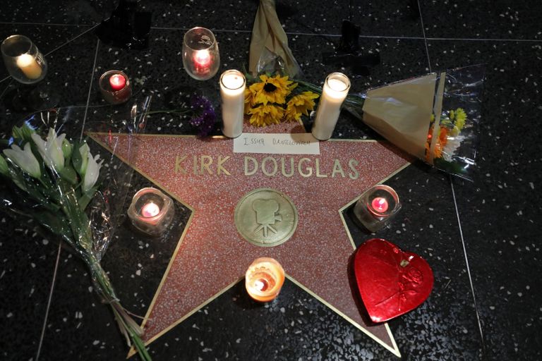 Kirk Douglase tähe juurde Hollywoodi kuulsuste alleel tuuakse lilli.