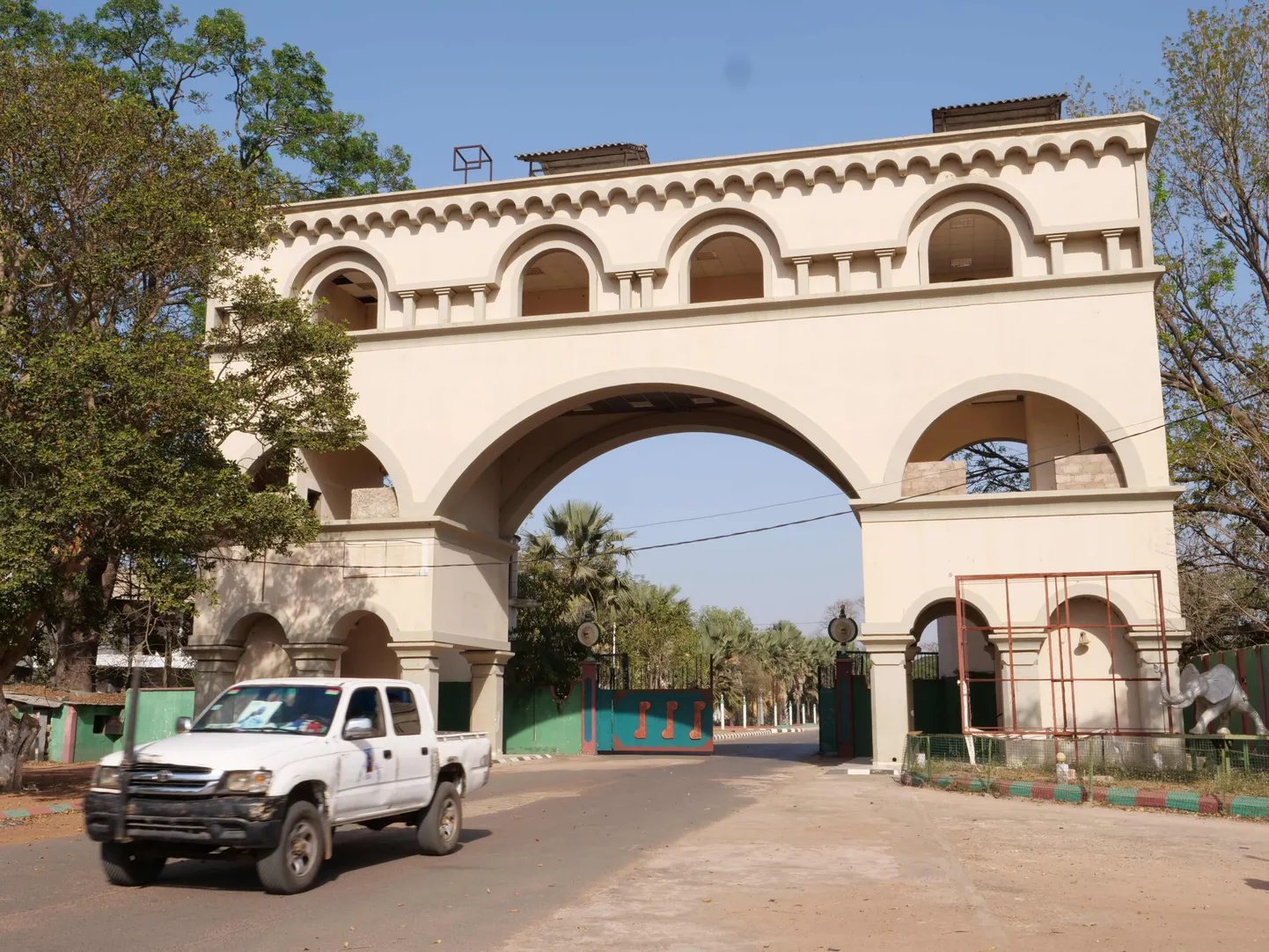 Pilt on artiklit illustreeriv. Pildil on pea sissepääs Gambia endise diktaatori Yahya Jammehi paleega.