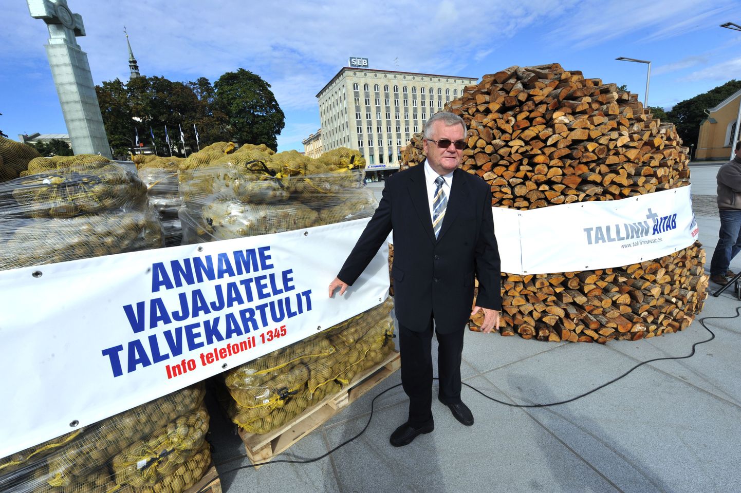 Мэр Таллинна Эдгар Сависаар показывает, чем город будет помогать нуждающимся