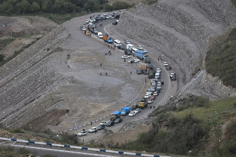 Конвой машин с беглецами из Нагорного Карабаха на пути в Армению. 26 сентября 2023 года.