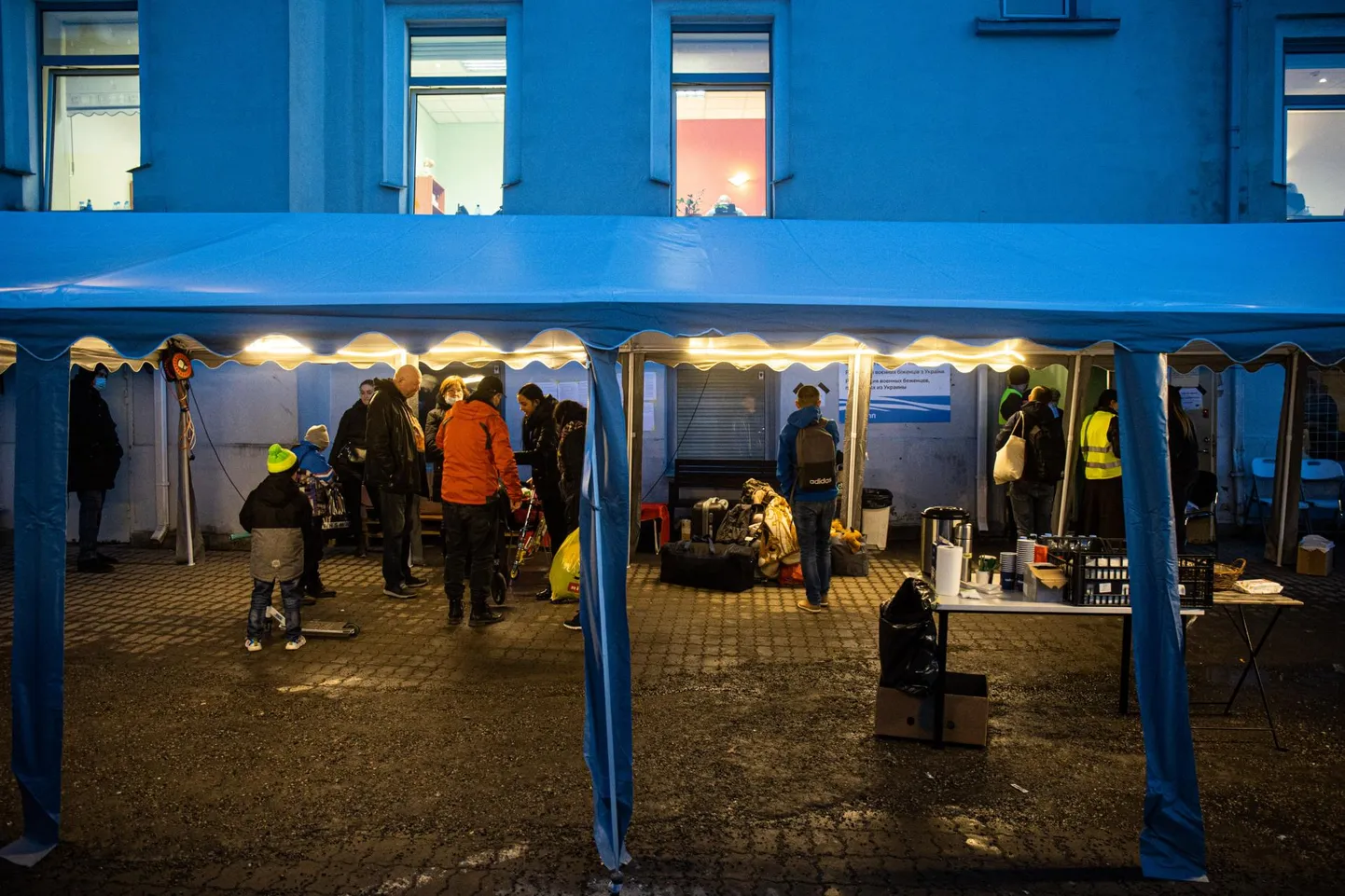 Sõjapõgenikud Tallinnas Niine tänava vastuvõtukeskuses.