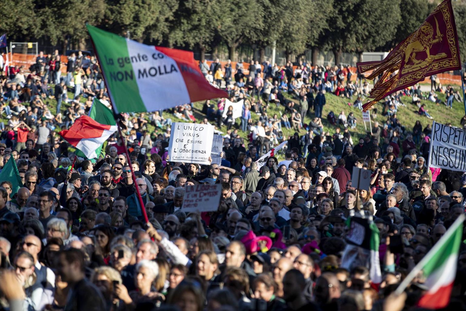 Vaktsineerimistõendi-vastane meeleavaldus Roomas 20. novembril. Itaalias on vaktsineerimistõendi omamine avalikus ruumis kohustuslik.