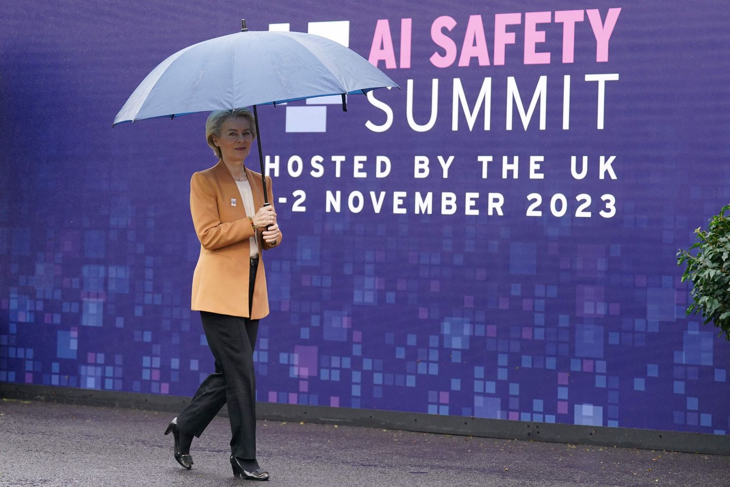 Euroopa Komisjoni president Ursula von der Leyen 2. novembril 2023 Inglismaal Bletchley Parkis, saabumas tehisaru ohutuse tippkohtumise teisele päevale.