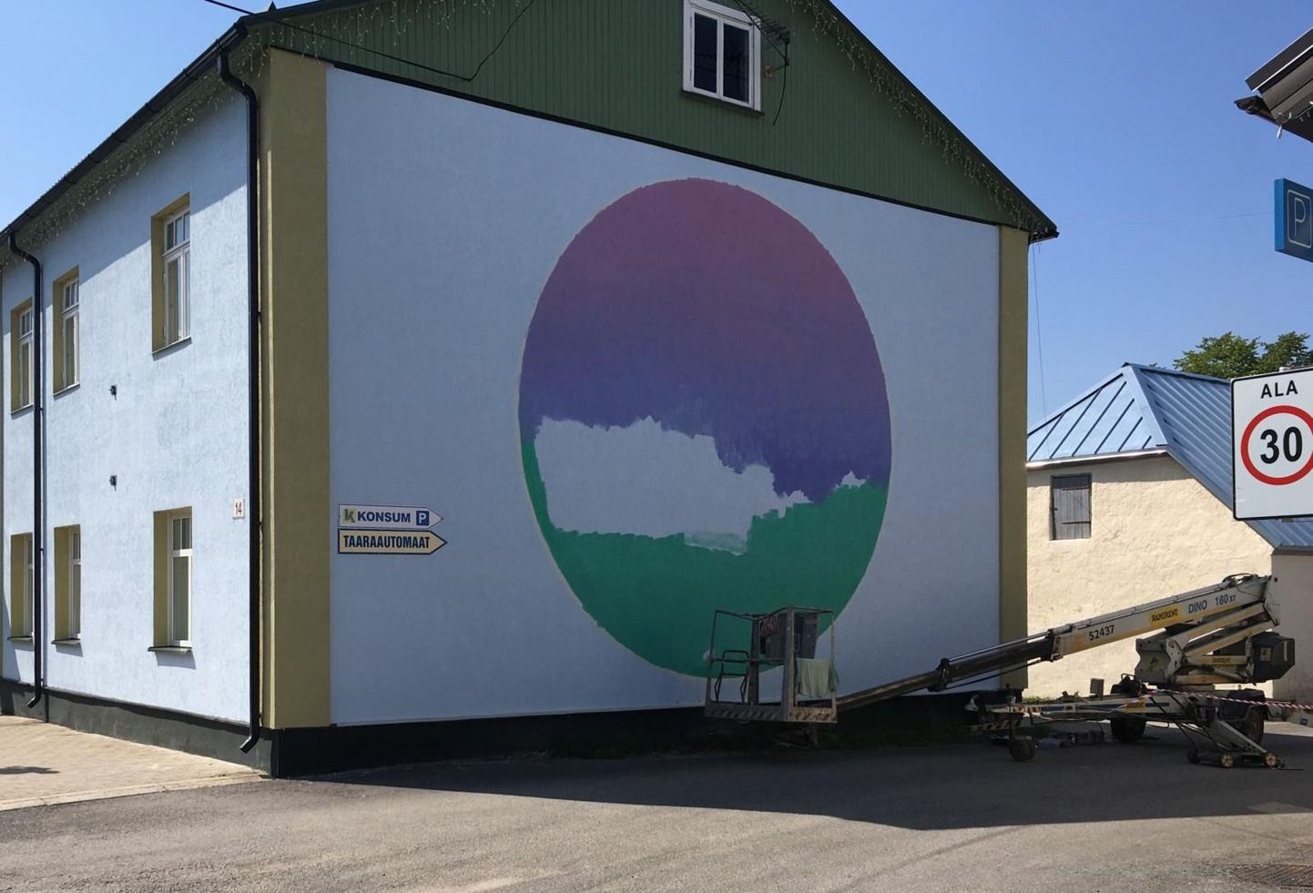 Kui ilm on soodne, maalib Lex Zooz järgmise nädala lõpuks Lihulas Tallinna maanteel tarbijate ühistu maja otsaseinale kauni päikeseloojangu.