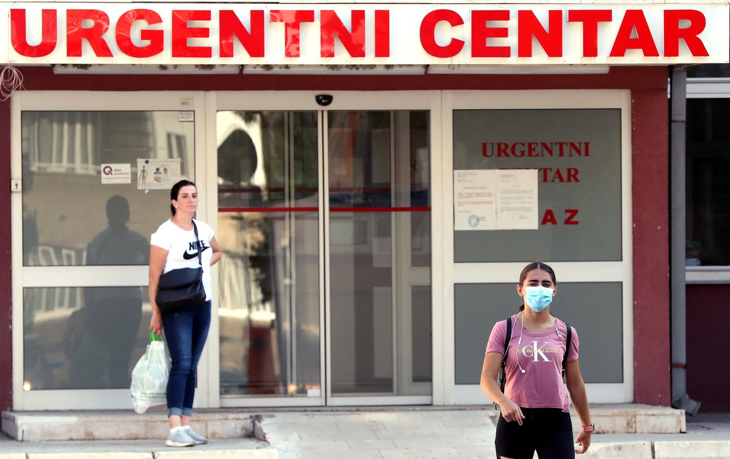 Cilvēki Bosnijā, Sarajevā, ierodas slimnīcā uz koronavīrusa pārbaudēm