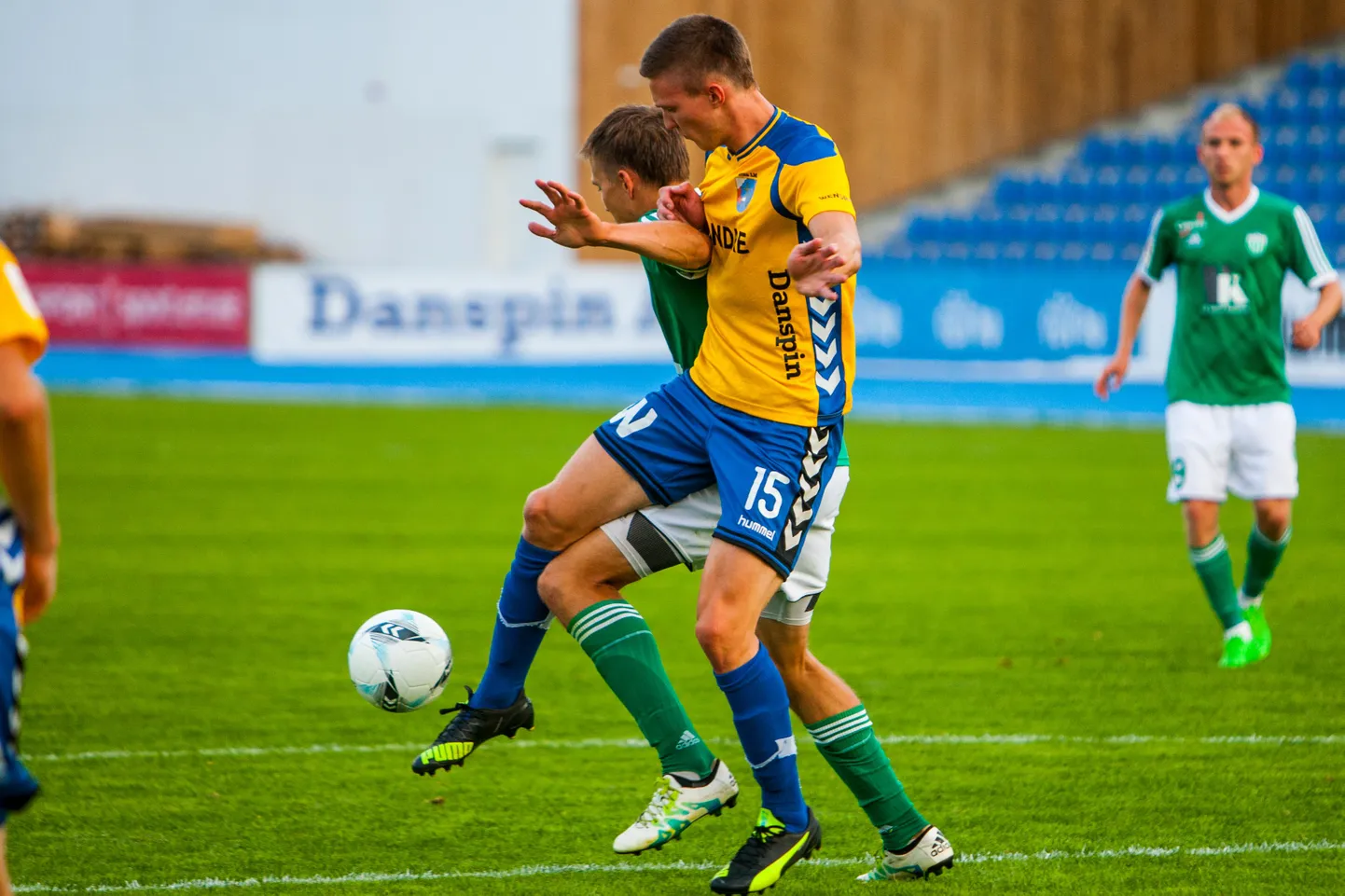 Linnameeskond võitles aga kaotas. Pildil nr 15 Henri Hanson lõi Pärnu meeskonna ainsa värava.