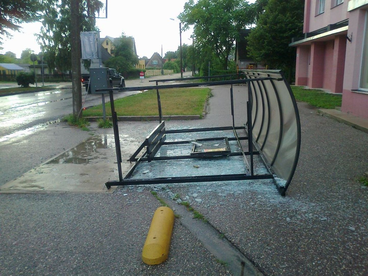 Pärnus Oja bussipeatuses keeras eilne äikesetorm kummuli bussiootepaviljoni. Foto on tehtud kella 19 ajal.