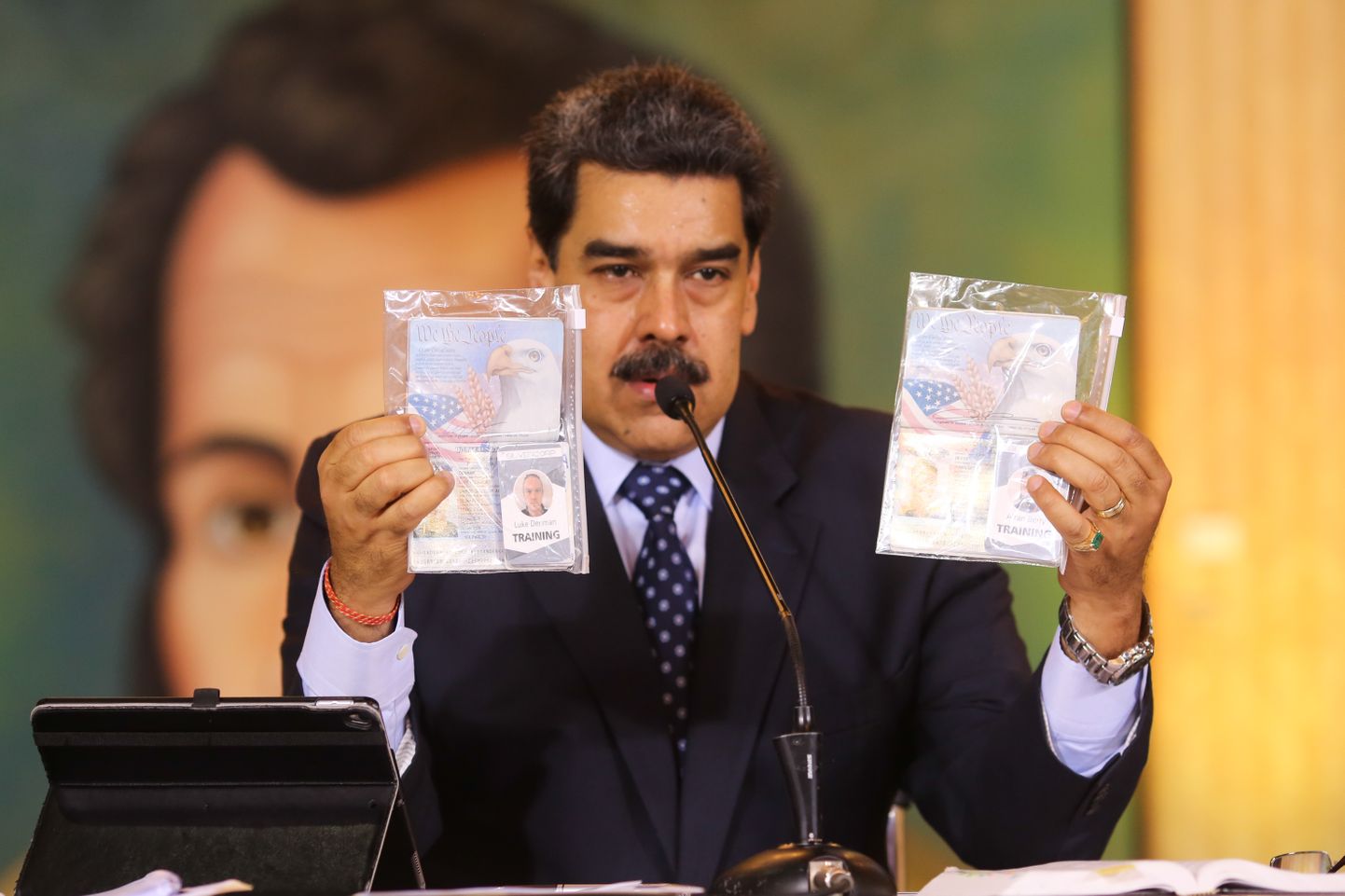 Venezuela president Nicolás Maduro näitamas riiki väidetavalt sissetungida üritanud ameeriklaste passe.