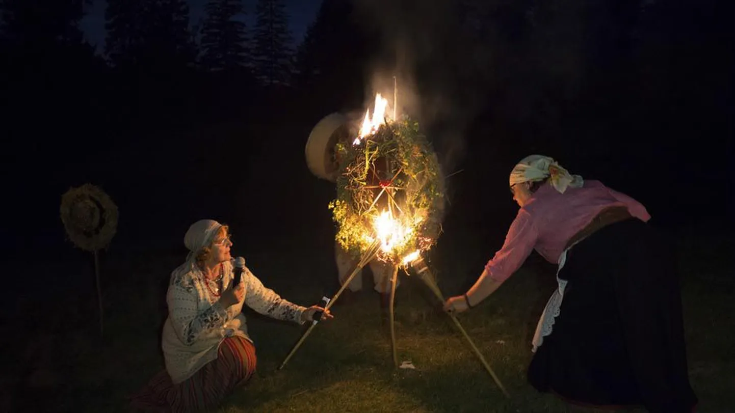 Festival avati õhtupimeduses tuleskulptuuride süütamisega.