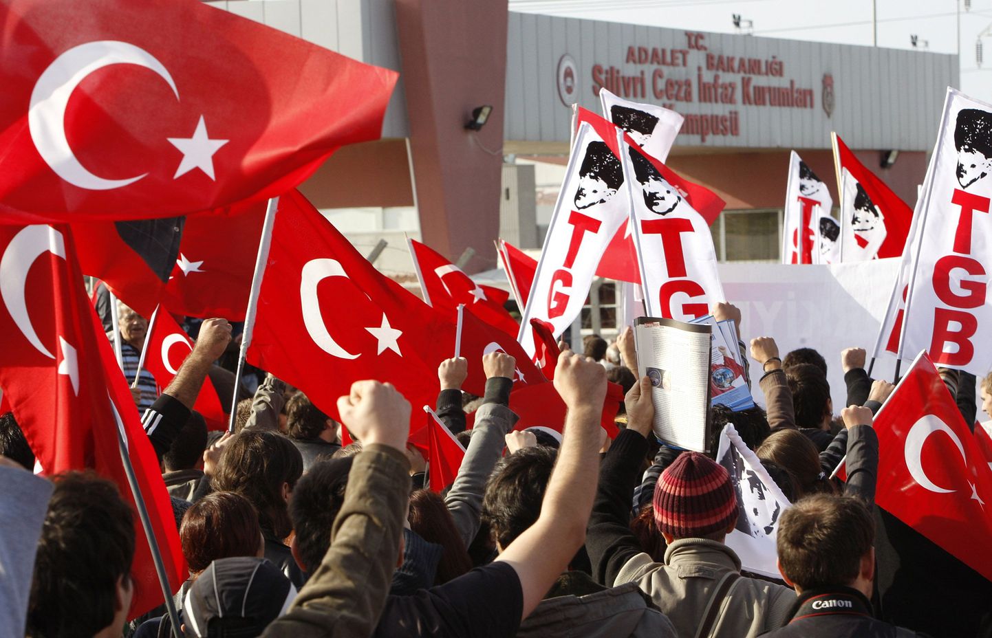 Türgi lippudega meeleavaldajadad Silivri vangla ees protesteerimas Ergenekoni protsessi vastu.