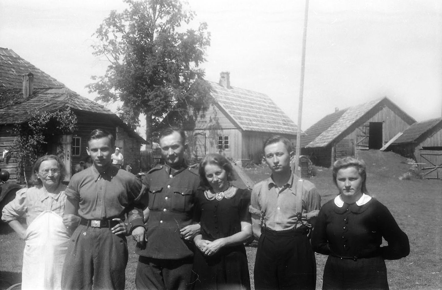Juuli 1944 Hindriku talus. Määritsate pere on koduõuel veel viimast korda koos. Vasakult Marta ema Liina Sillamaa, Lembit, Erich, Marta ja Kaljo. Paremal Määritsate kaugem sugulane Marta Kroll.