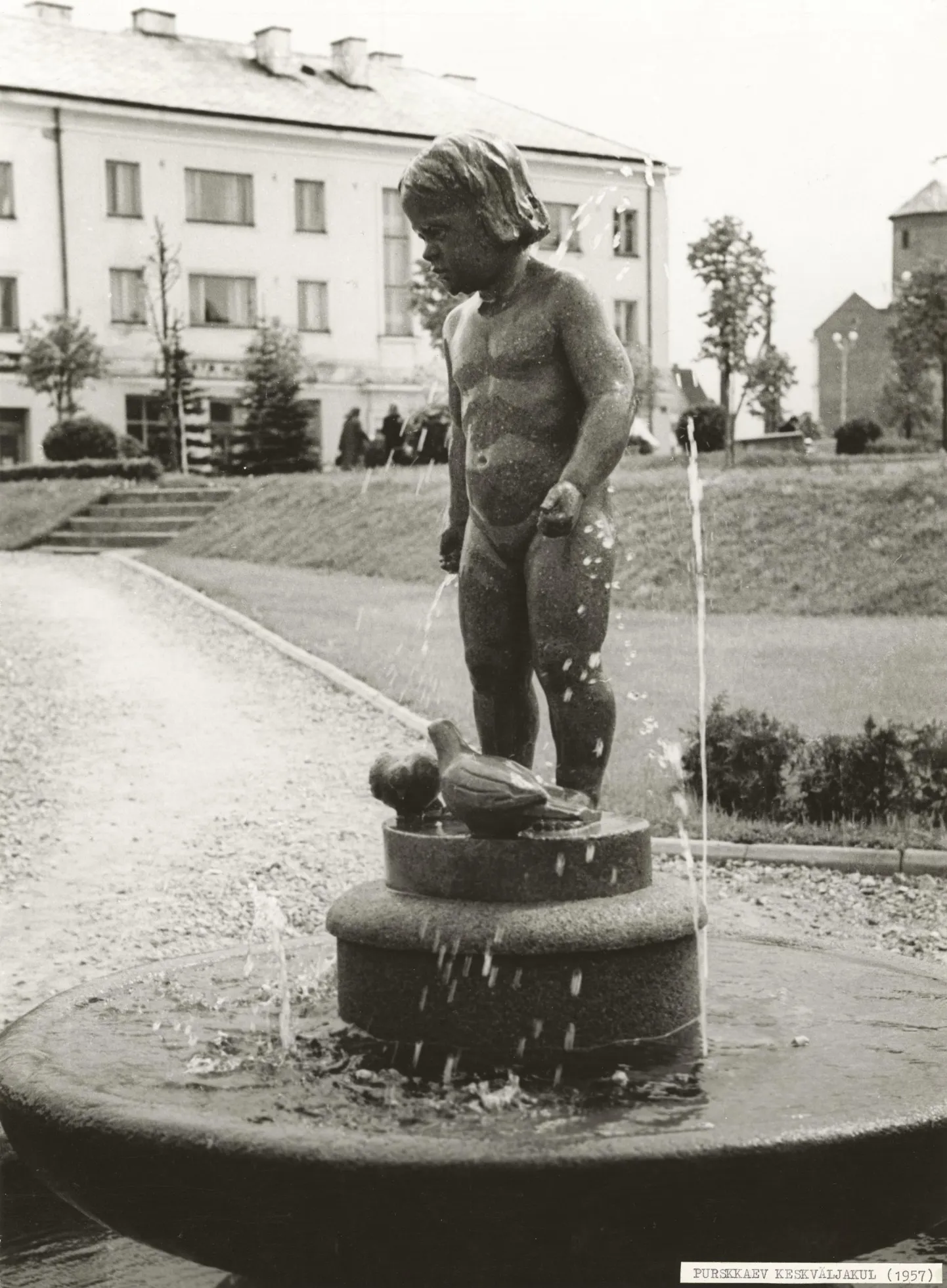«Tüdruk tuvidega» 1957. aastal