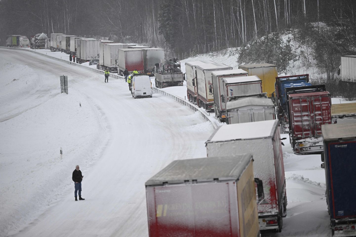 Lõuna-Rootsi kiirteel E22 jäid paljud sõidukid ja veokid lumes jänni.