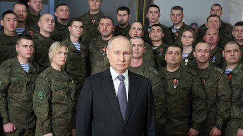 ВИДЕО ⟩ Необычное новогоднее обращение Путина. Стоп, а вы тоже заметили эту блондинку в кадре? Кто она?