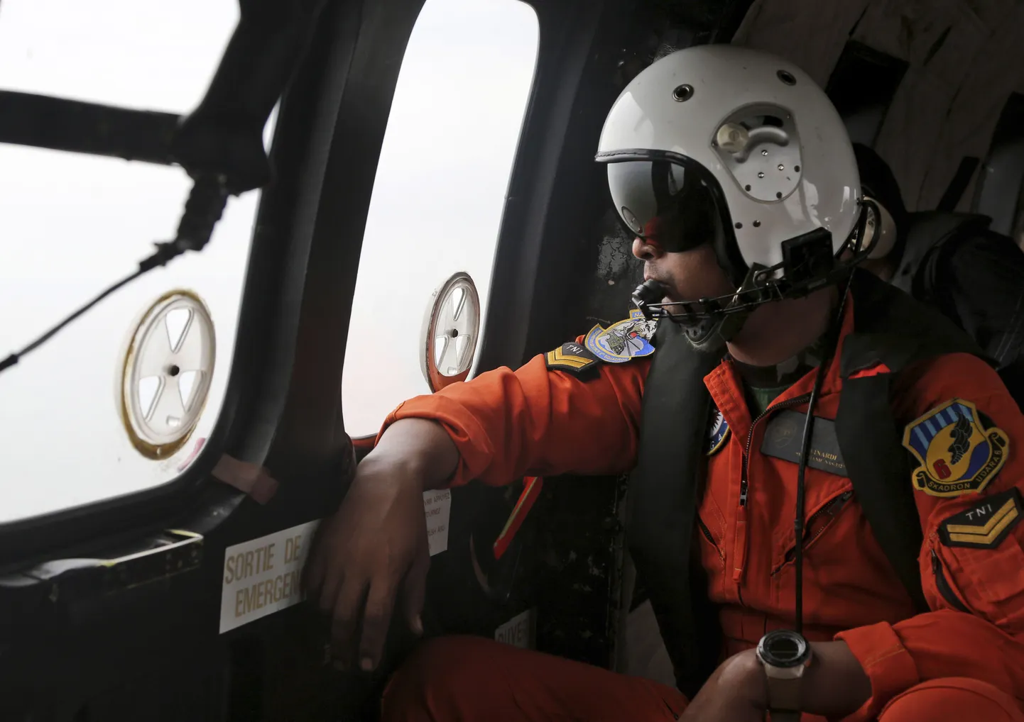 Indoneesia õhuväelane eile AirAsia lennukatastroofi ohvreid otsimas.
