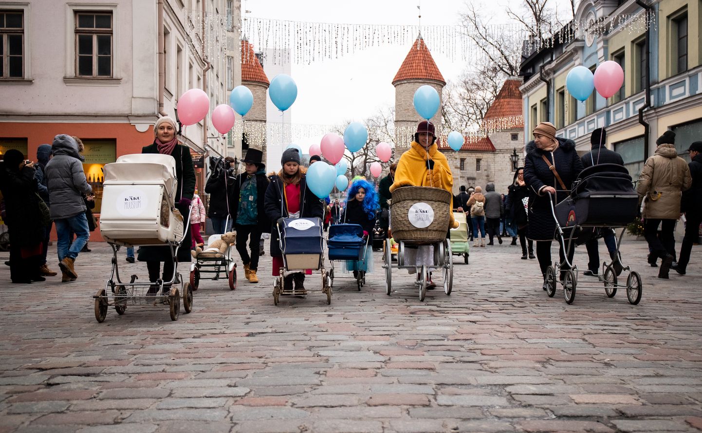 Linn on meie: Käru kärutajad said eelmisel reedel Tallinna vanalinnas liikudes vaat et sama populaarseks pildistamisobjektiks kui raekoja platsil olev jõuluturg.