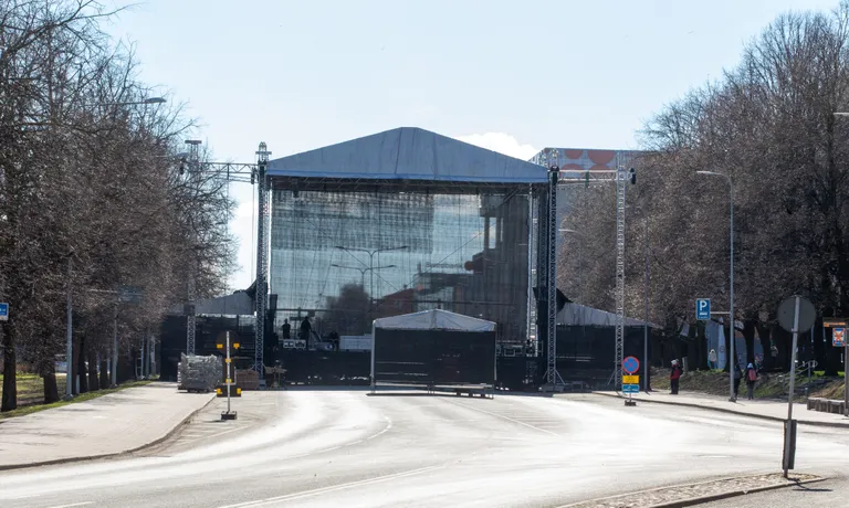 Vabaduse puiesteel pandi püsti Veteranrock kontserdi lava.