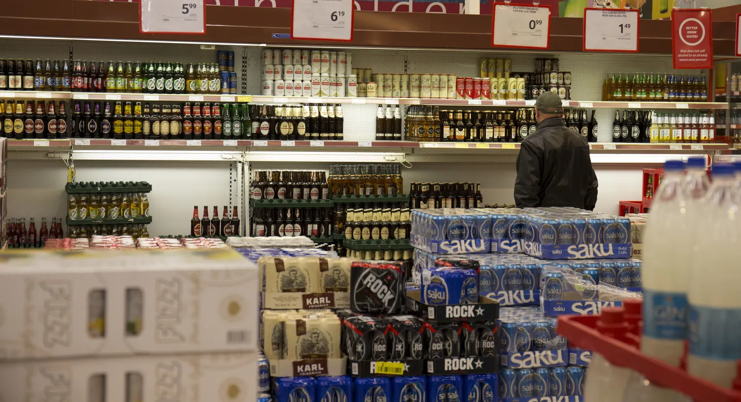Poodide õlleletid on pudelitest pungil, kuid lätlaste toodangut sealt naljalt ei leia.
