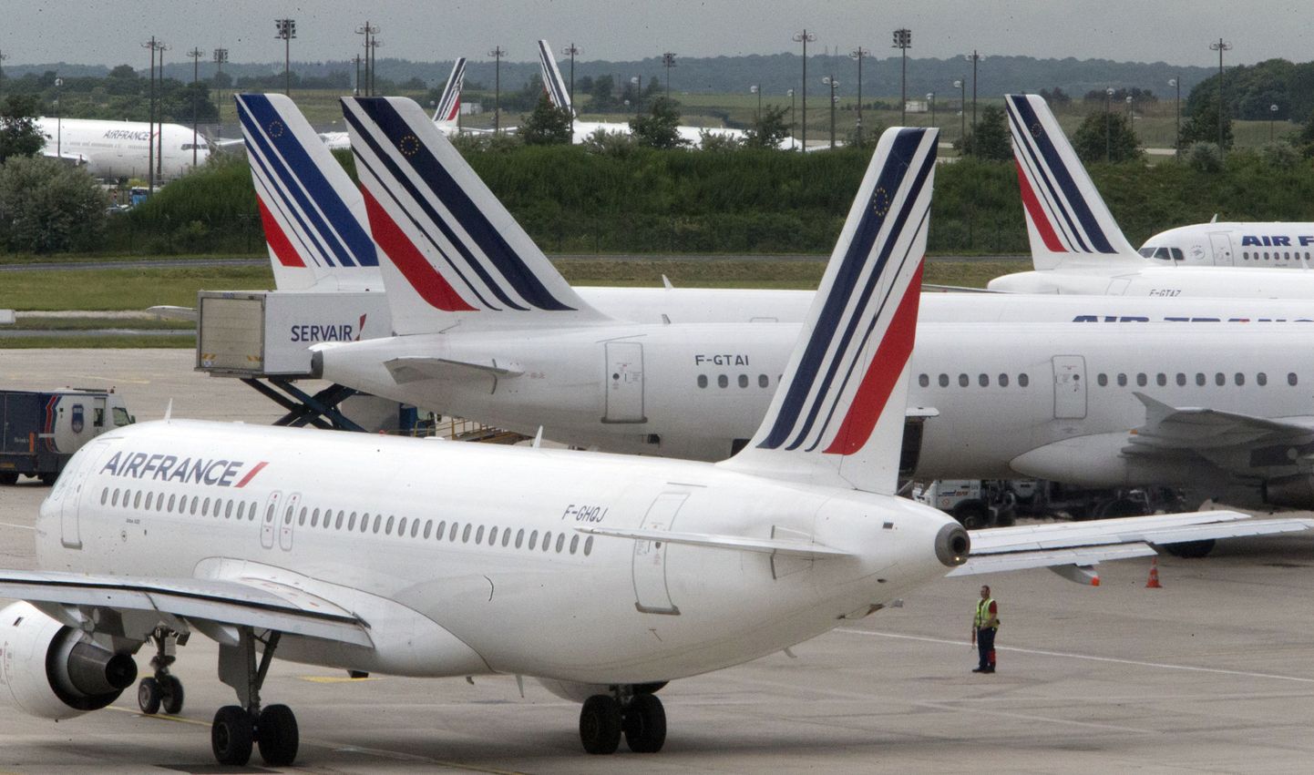 Air France'i lennukid seisavad Charles de Gaulle lennujaamas Pariisis.