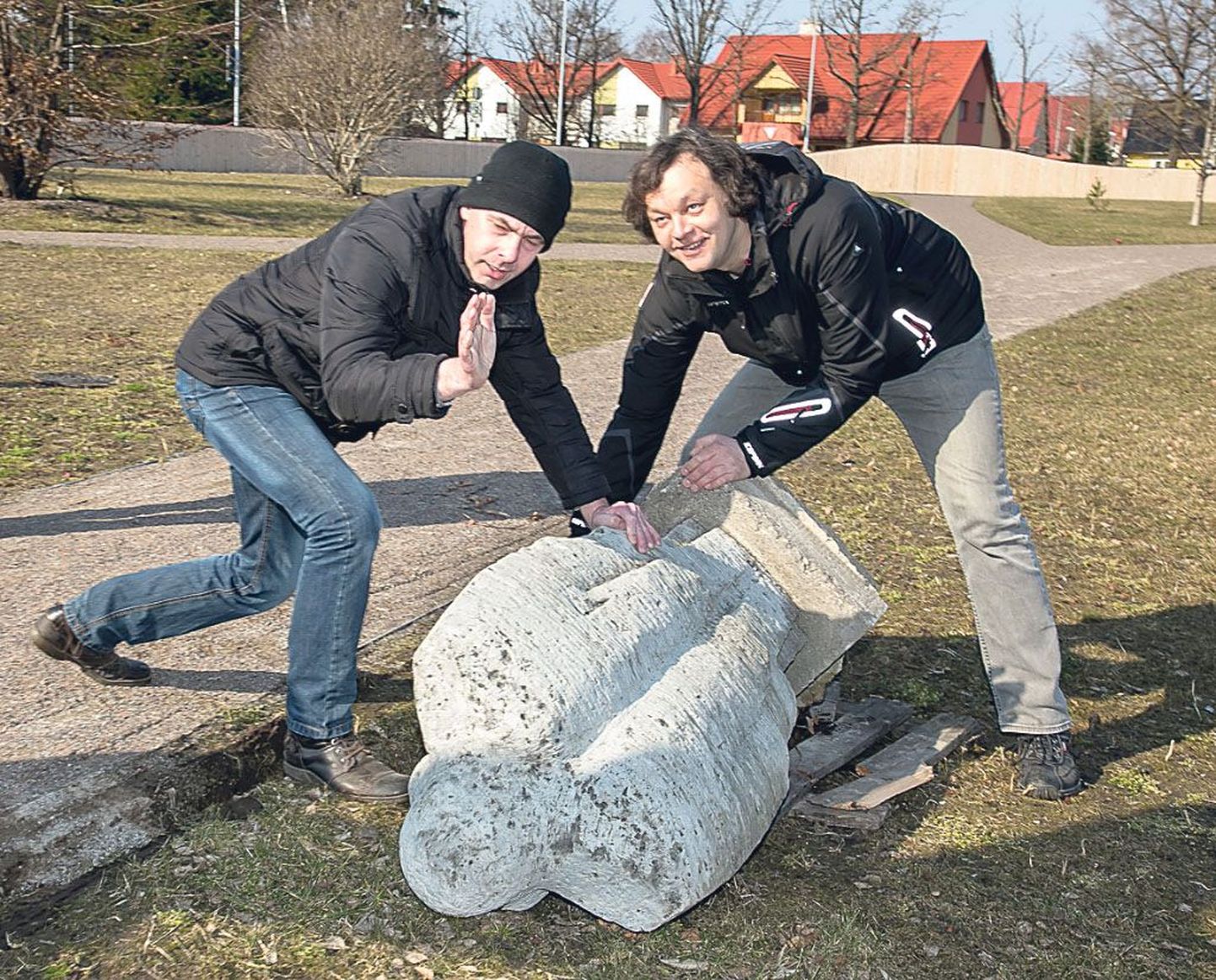 Linnakunstnik Janno Poopuu ja skulptor Rait Pärg äratasid uuele elule laoplatsil seisnud kujusid.