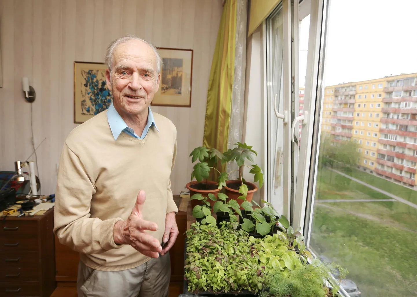 Eerik Lepist, kes nooruses õppis aiandusagronoomiks, kuid pole sel alal töötanud, ootab Tartus kodus, kas enne saab ta teise tõhustusdoosi või saavad aknalaual kasvavad taimed valmis aeda istutamiseks.