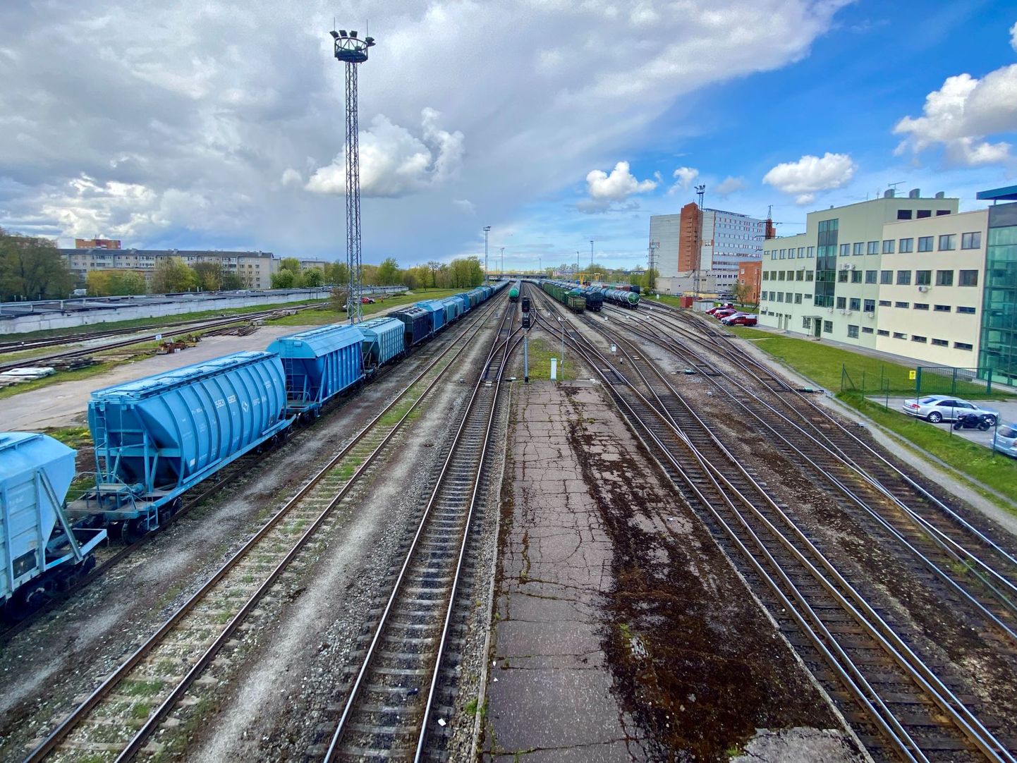 Товарные поезда на железнодорожной станции в Нарве.
