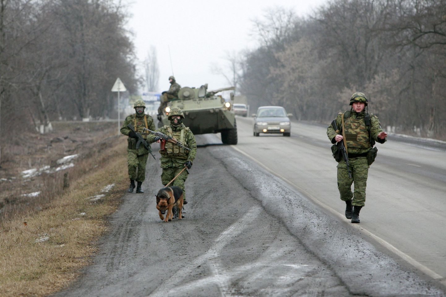 Venemaa sisekaitsevägede sõdurid patrullivad Inguššias Malgobekist Nazrani suunduval maanteel.