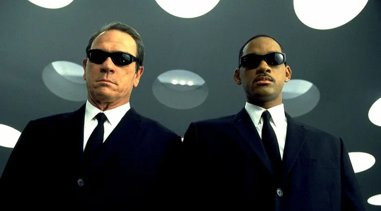 Kaader filmist «Mehed mustas». Pildil Tommy Lee Jones ja Will Smith