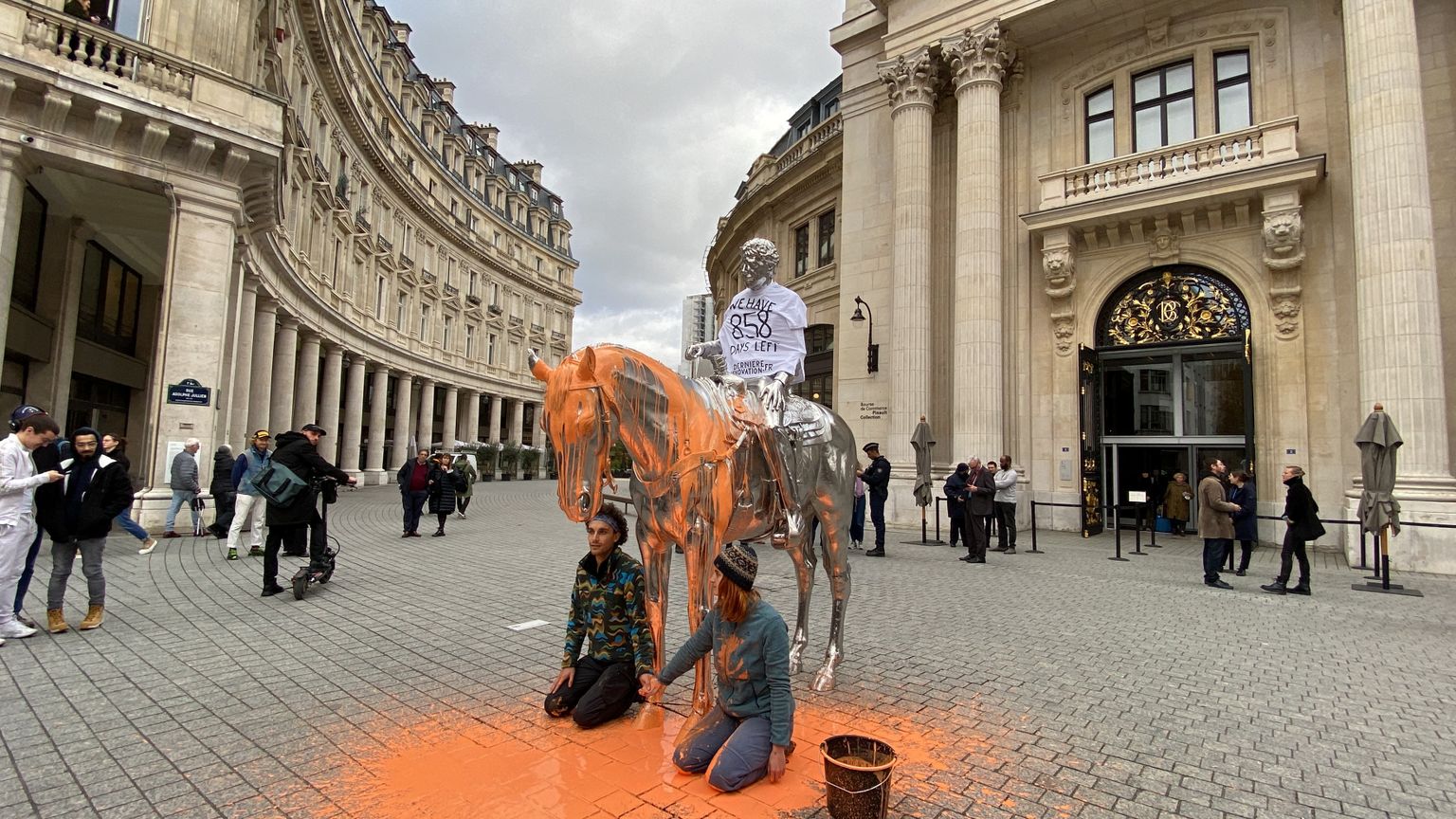 Ülevalatud Charles Ray skulptuur ja aktivistid Pariisis.